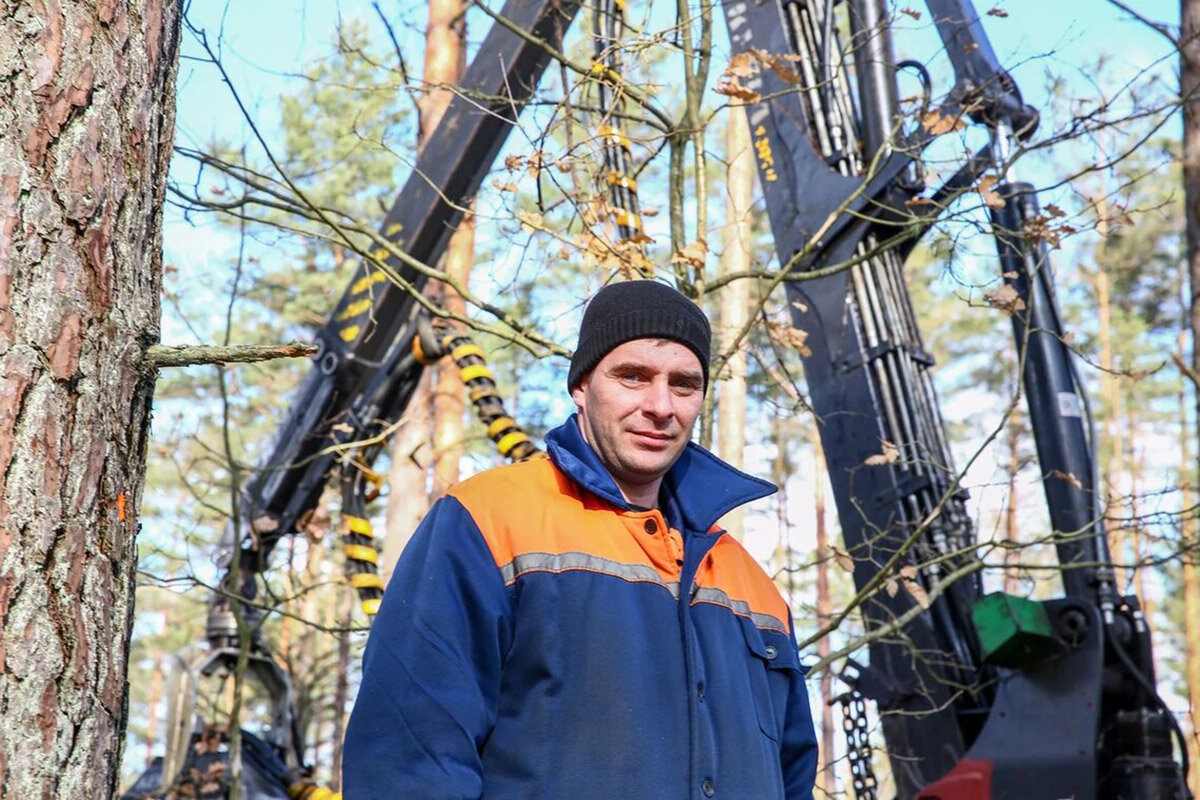 Механический дровосек — харвестер — подчиняется Семену Божко беспрекословно