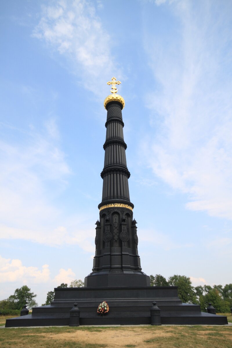 всем известный памятник, установленный на Красном Холме на Куликовом поле. Памятник-колонна установлен в 1850 году и посвящен как вы понимаете Дмитрию Донскому