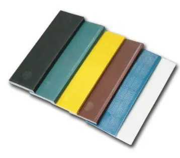 Рихтовочные пластины устанавливаются между стеклопакетом и профилем