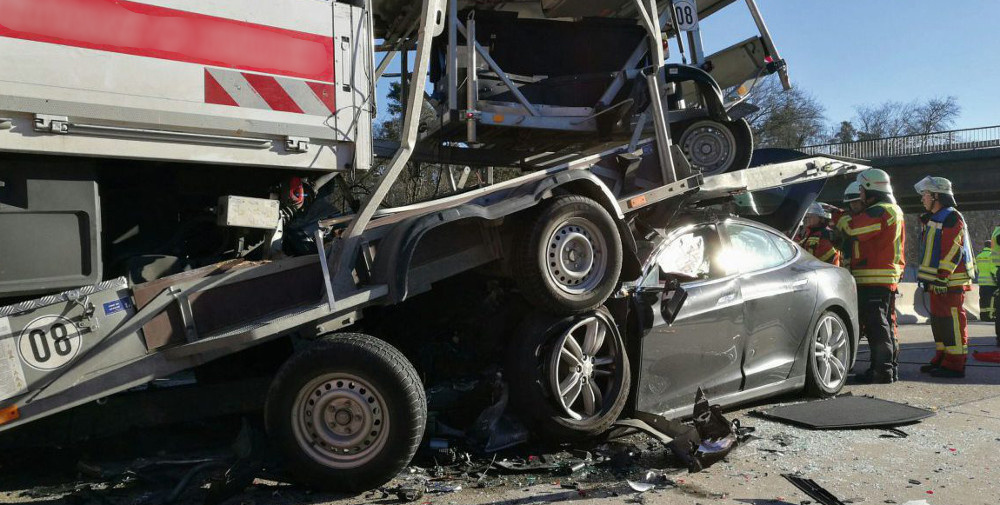 Фотография аналогичной аварии Tesla Model S, произошедшей в 2013 году в Германии