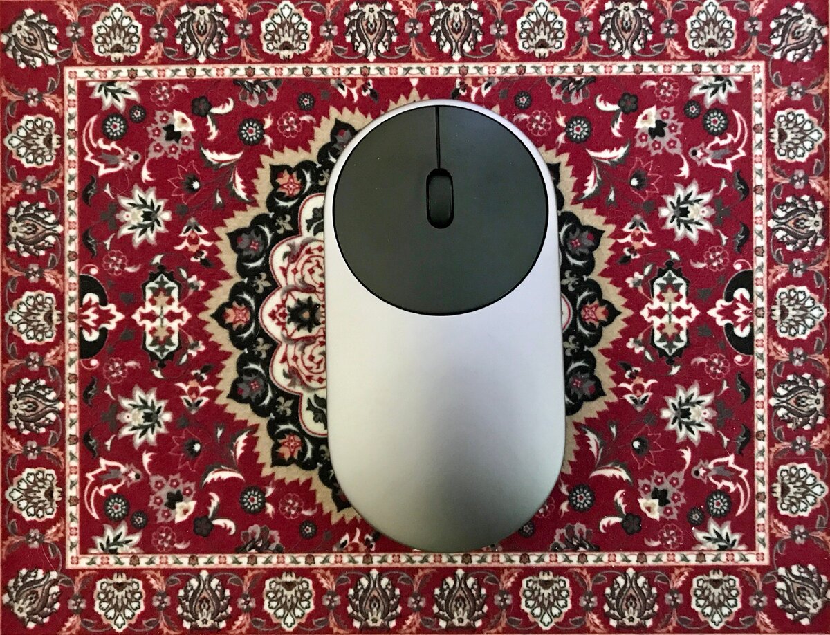 Мышь Mi Mouse на роскошном восточном ковре