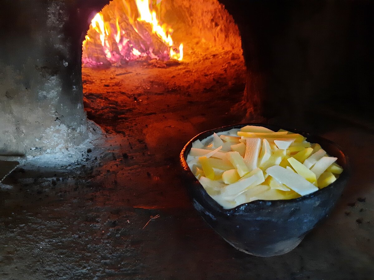 Картошка готовится к отправке в печь.