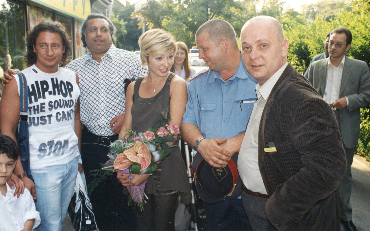 Но сегодня,  в программе "БЛИН@КОМОМ.RU" Катя Лель готовит салат с индейкой... Это, надо признаться, чисто английское "убийство"!  Пробуем!..