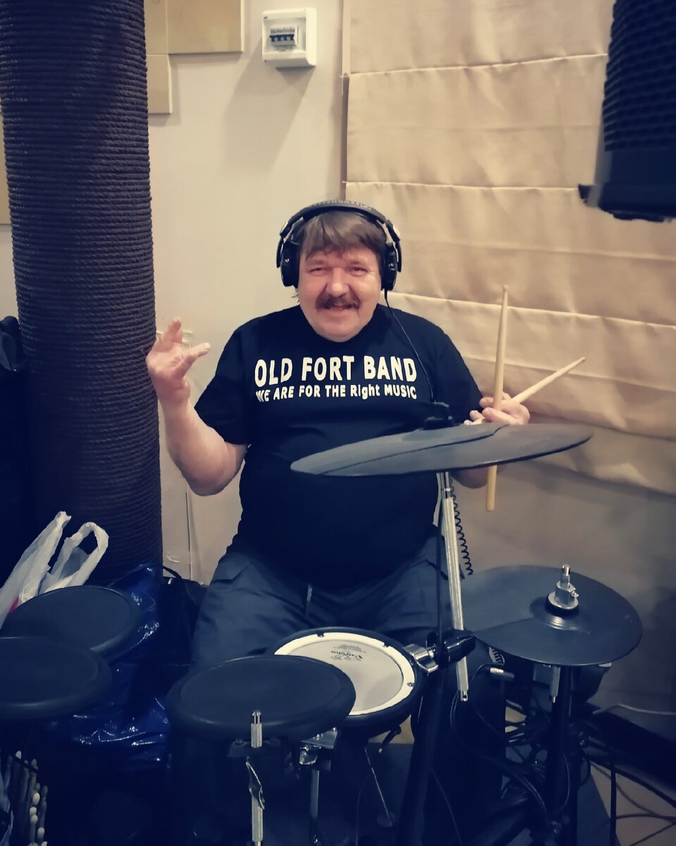 Слава Рассохин  (ударные)-душа коллектива