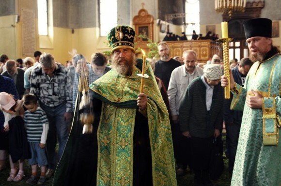 Каждение храма на богослужении. Фото из открытого источника.