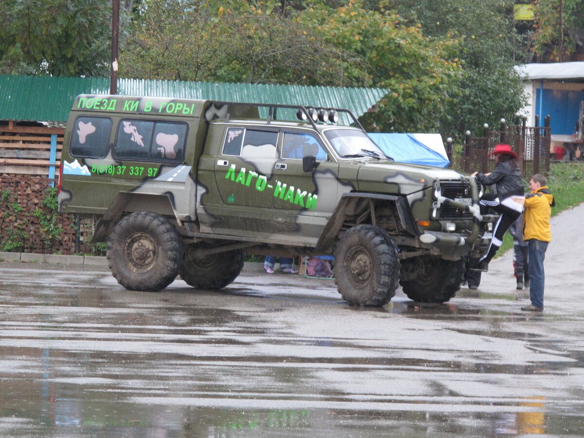 Вот такой внедорожник встречает на площадке перед входом в ущелье