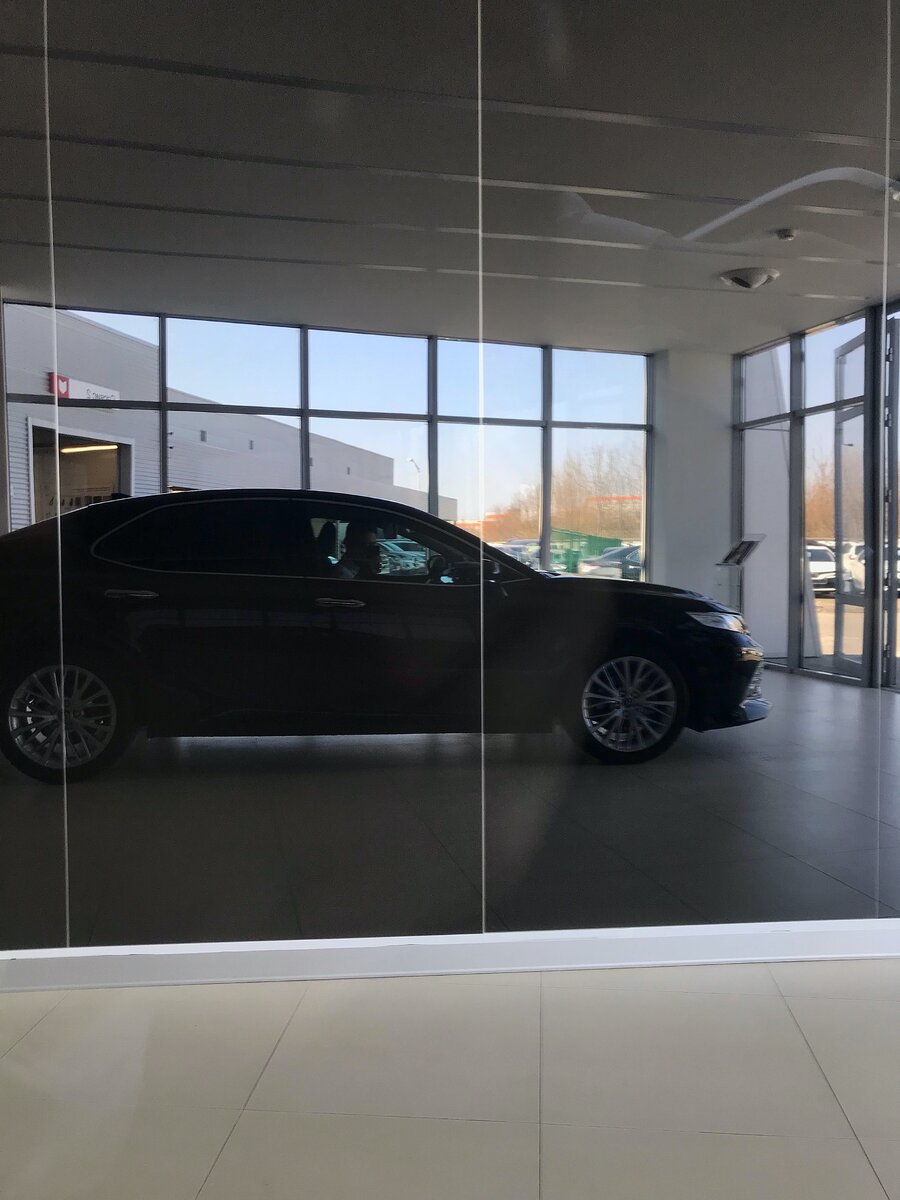 Выдаю клиенту автомобиль.