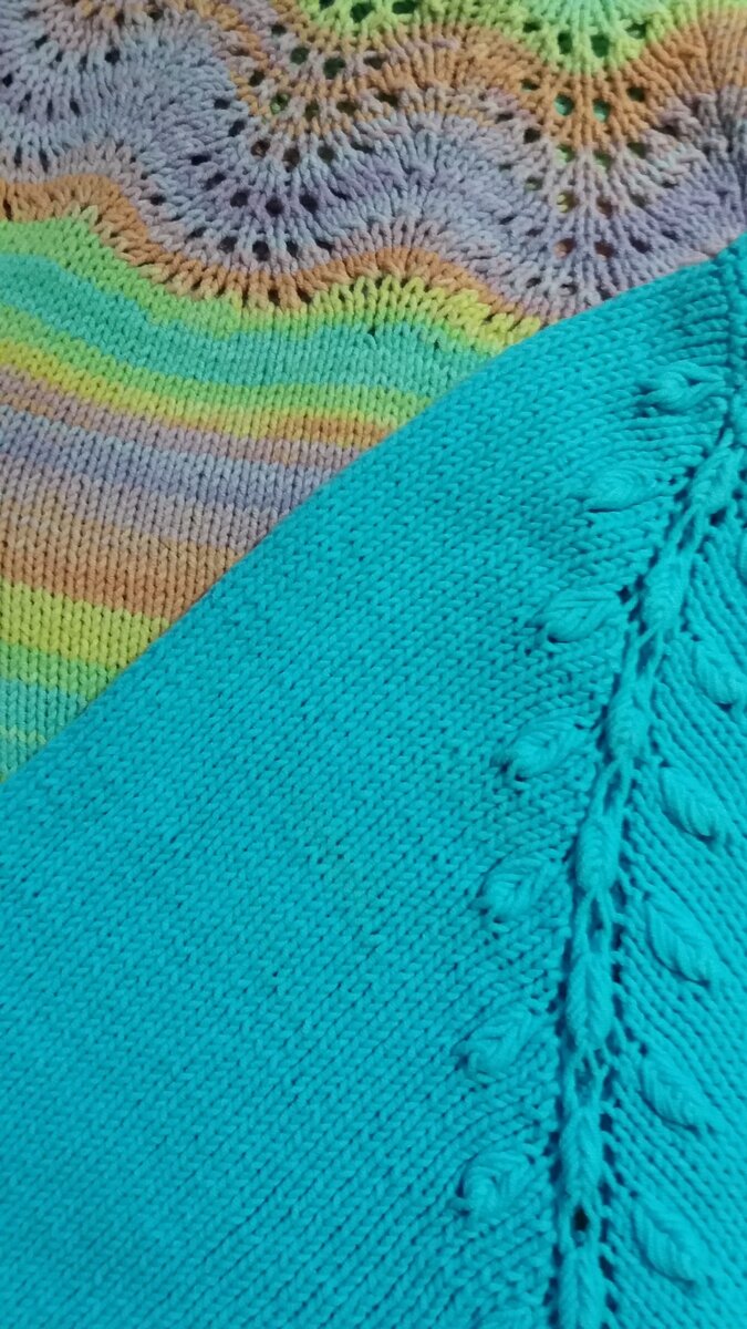 В двух изделиях одна и та же пряжа Ализе котон голд.