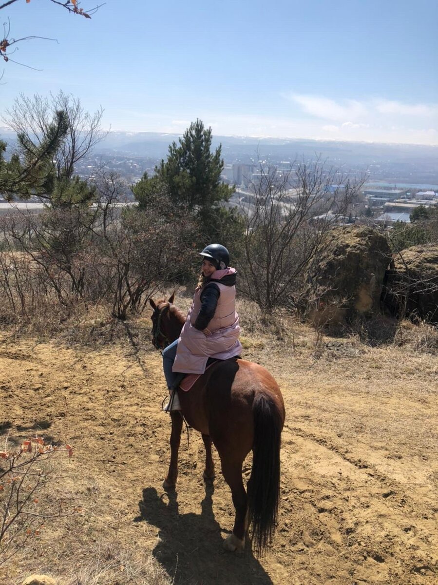 Первая поездка верхом! Коня звали Персик) 