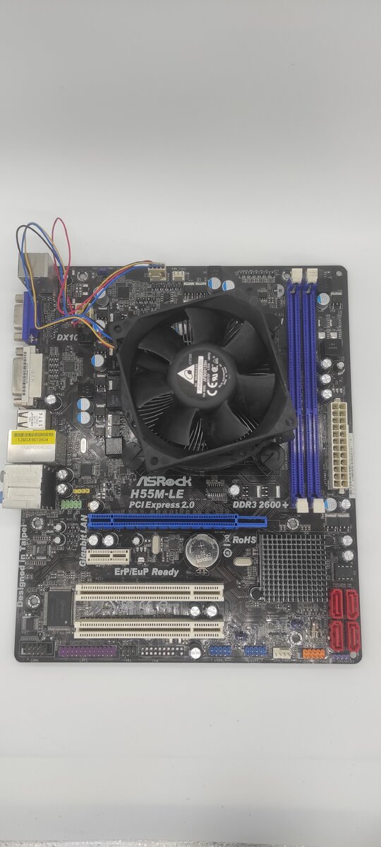 На фото материнская плата с сокетом 1156