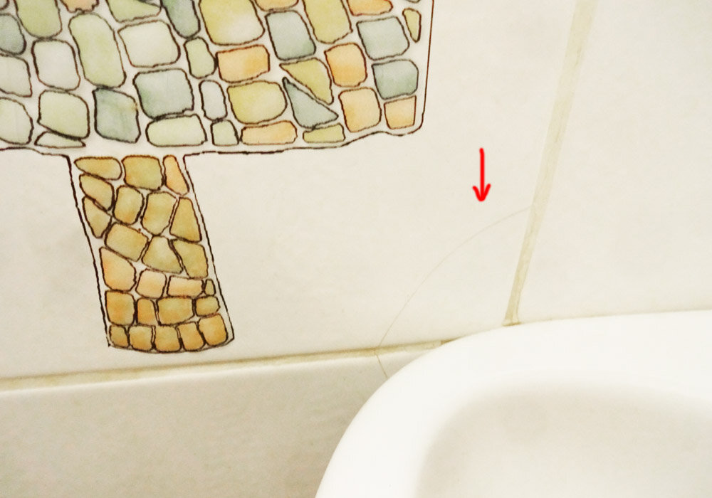 Раковина "воткнулась" в стену.