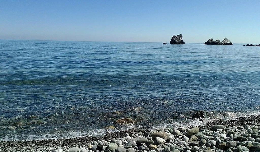 Где в крыму самое теплое. Черное море Алушта. Черное море галечный берег. Море Крым Алушта море. Алое море.