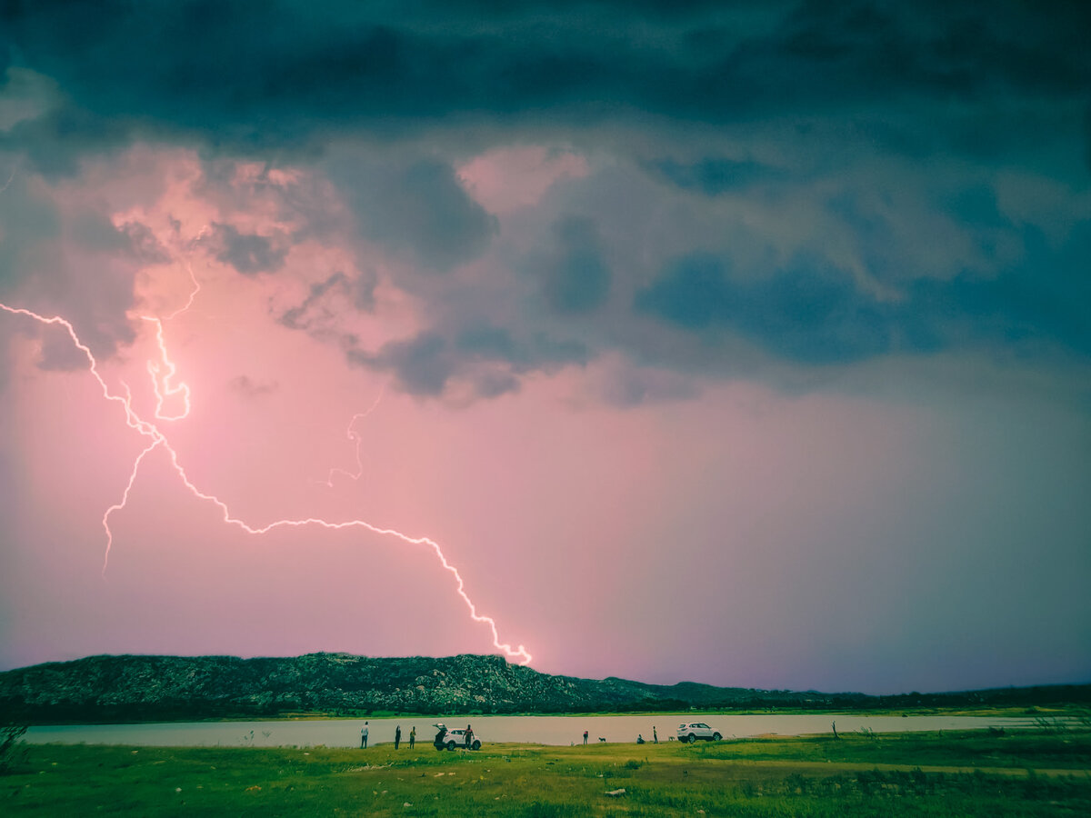 Белая молния. Фото: unsplash/ mohit suthar.