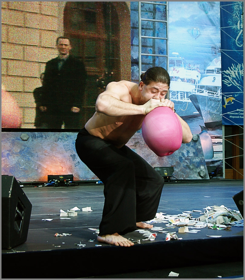 Это Брюс надувает очередную грелку