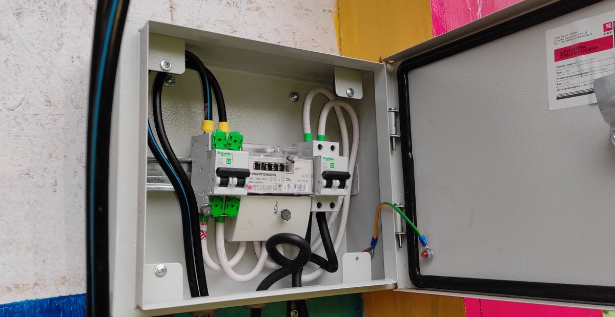 Это мой первый вводной щиток, который располагается на улице, слева СИП 25 квадрат, с права медь 16 кв мм, одножильная LS. Выходит провод медь одножильная 16кв мм LS, да второго разводного щита.