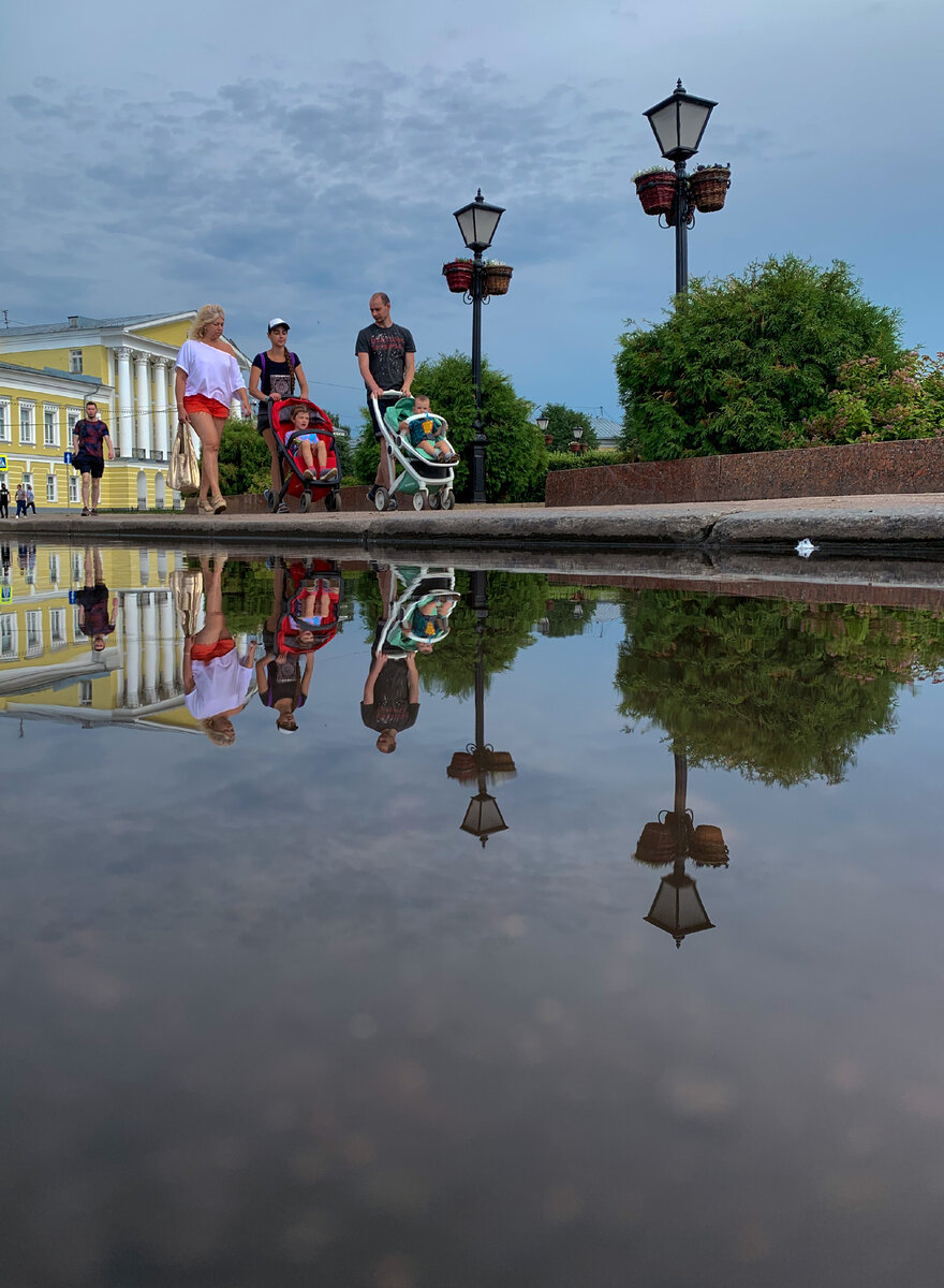 Дождь, прошедший в Костроме перед нашим приездом, оставил после себя фотогеничные лужи, которыми я не преминула воспользоваться. Фото автора