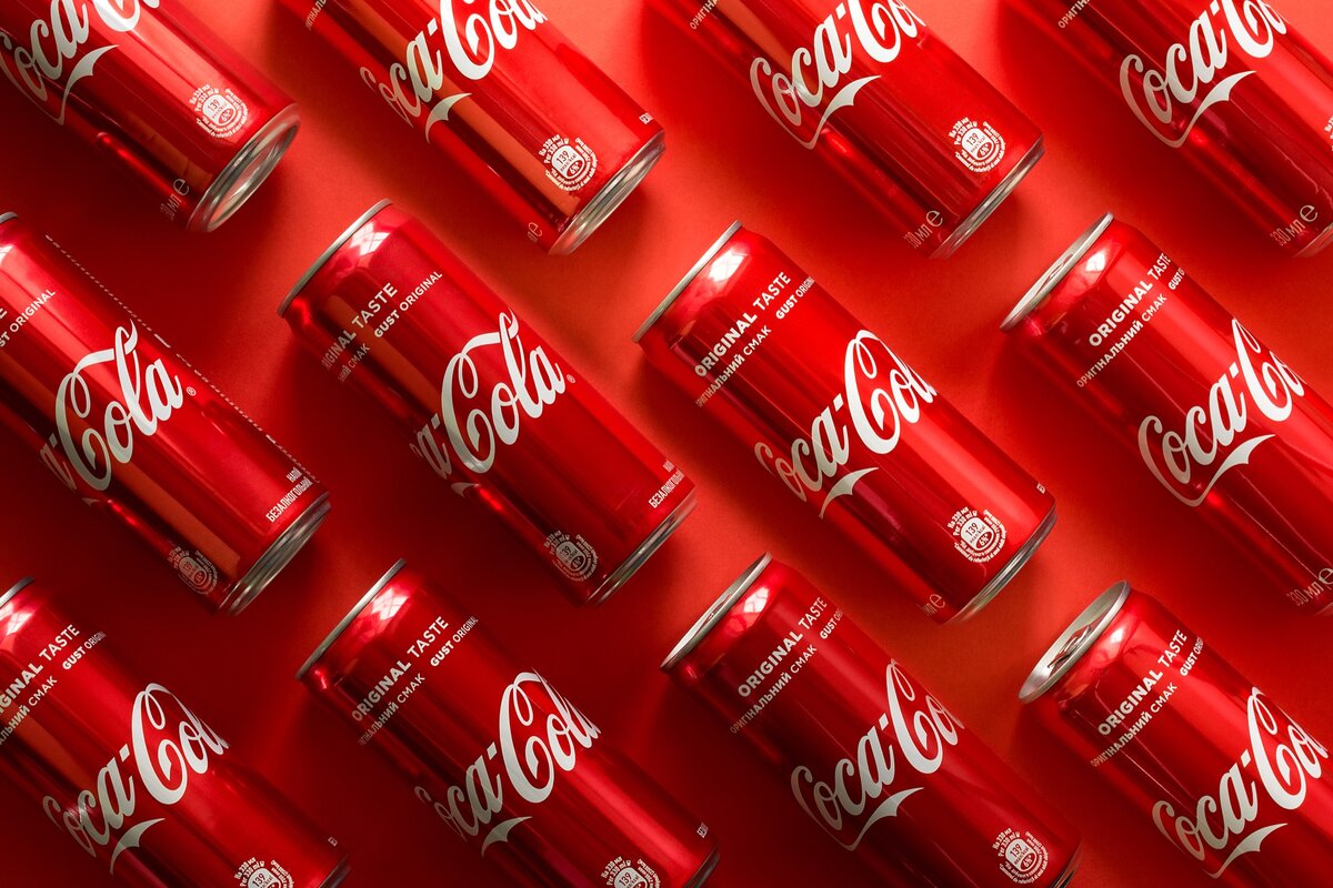 Coca cola. Упаковка Кока колы 0.33. Coca Cola фон. Много банок Кока колы. Кока кола текстура.