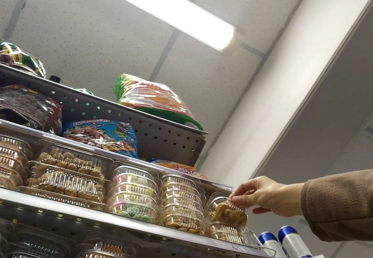 Если что-то случайно упадет с полки, когда вы будете брать то, что вам нужно, то возмещать ущерб из своего кармана вы не обязаны!