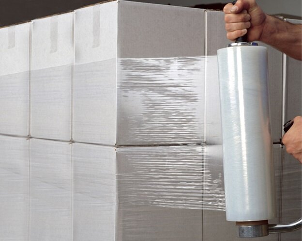 Двухстороннюю стрейч-пленку можно наматывать в любую сторону. Односторонние варианты наматываются таким образом, чтобы липкий слой был снизу. Клейкая сторона легко определяется визуально. Достаточно просто свернуть проверочный кусочек пленки пополам. Клейкая сторона отлично слипнется.