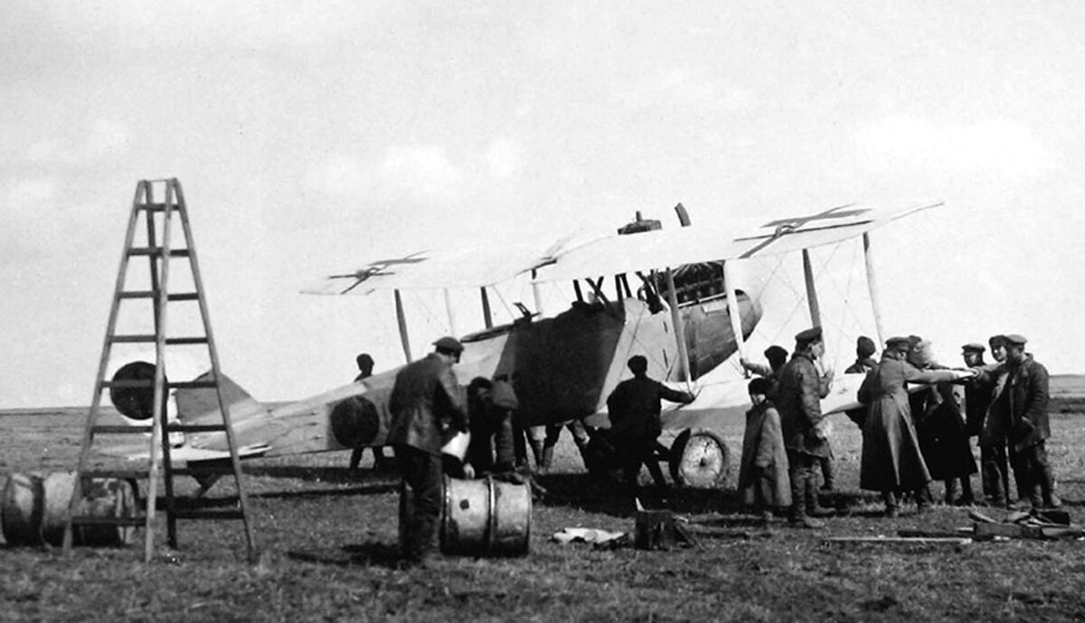 Заправка трофейного германского аэроплана весной 1919 года где-то на Украине.  24 разведывательный отряд РККВФ.