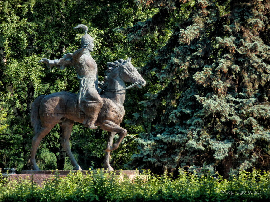 Памятник Манасу, вид сбоку