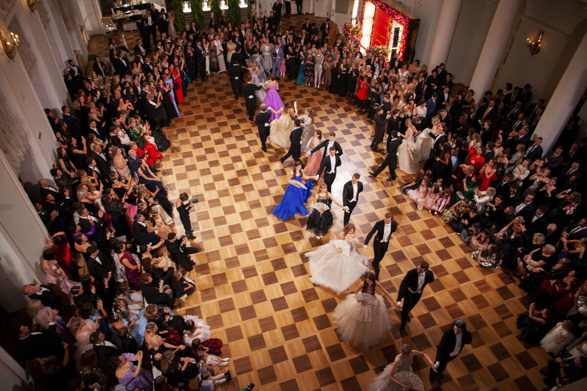 Картинка взята из открыт источников. Бал дебютанток в 2019 году. Да, не удивляйтесь, это происходит в современной России. 