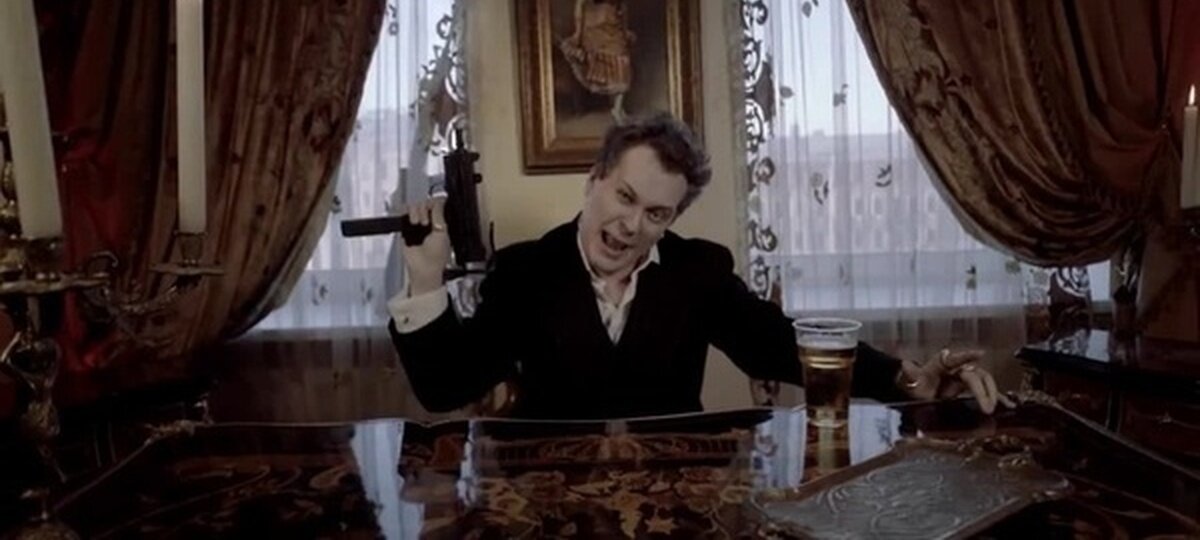 Кадр из клипа "Батя в здании". Оригинал: https://cs9.pikabu.ru/video/2016/11/24/11/og_og_1480012075318788359.jpg