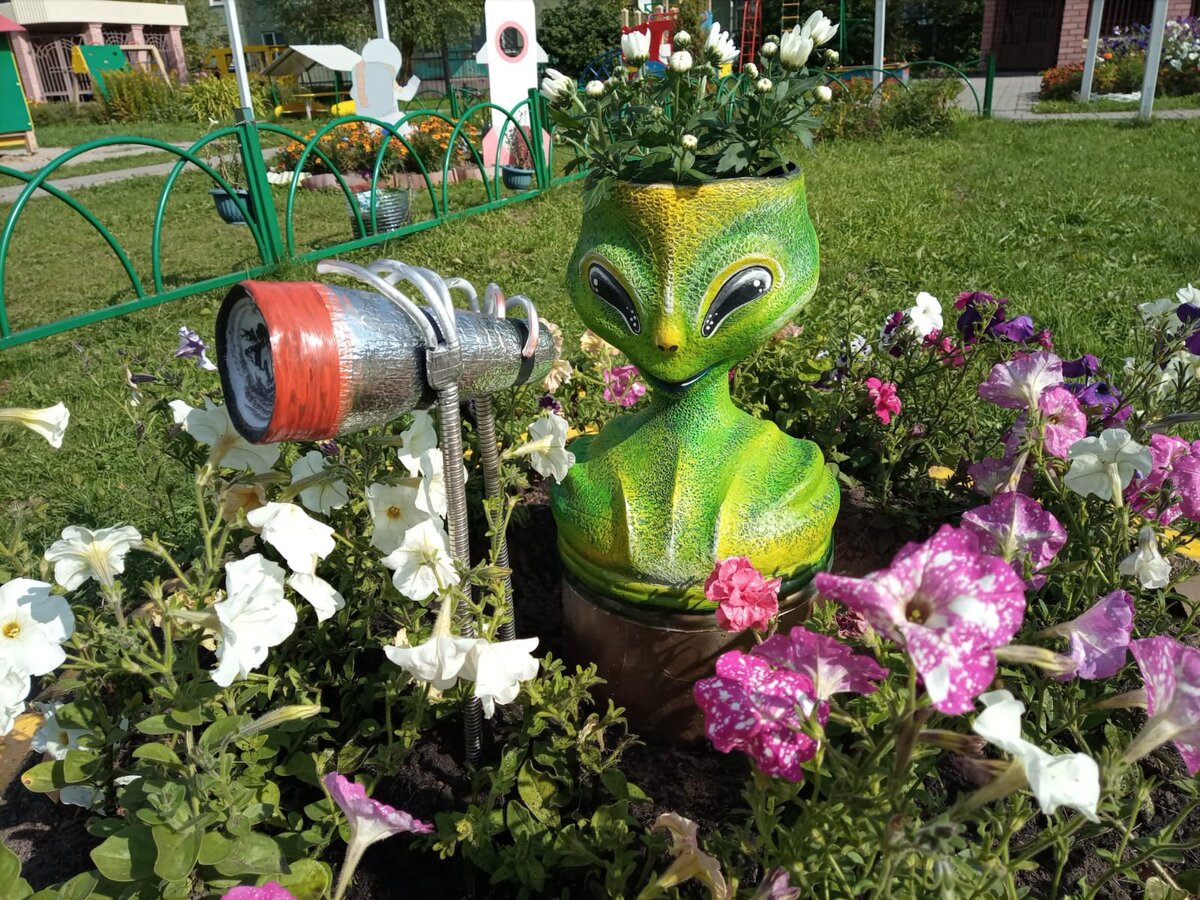 Вот такой вазон смастерила. "Ручонки" из кабеля, шланга и изоленты держат бинокль из пластиковой бутылки и куска изоляции