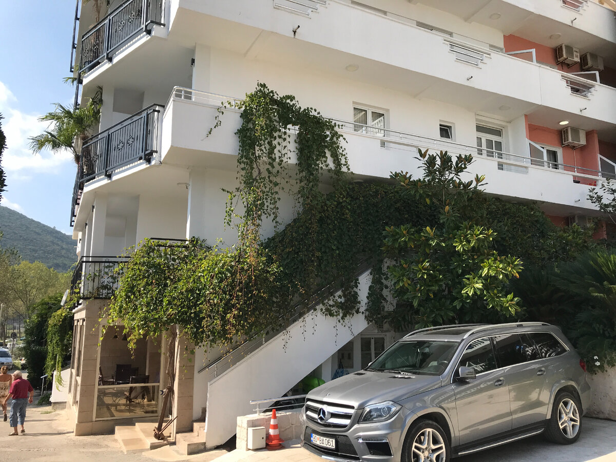 Это мы пару лет назад в Черногории. Сейчас в Черногорию так просто не полетишь. Из Беларуси на Запад вообще мало что летает. Основные места отдыха, доступные белорусам сейчас, - Египет и Турция.