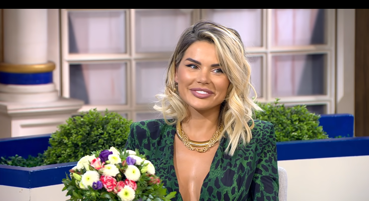 Главная героиня 33-летняя психолог Кристина Брусникина