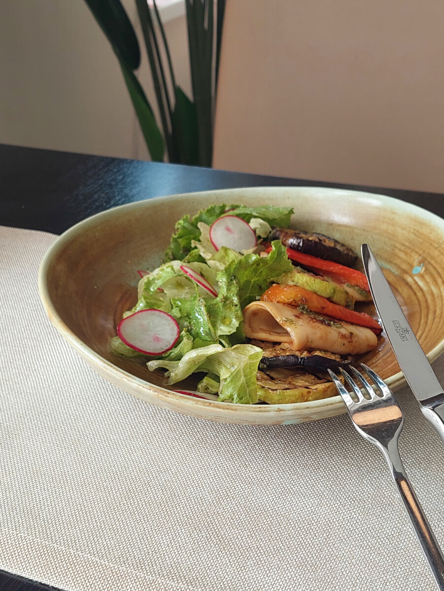 Салат с морепродуктами, тоже будет отлично сказываться на ваших суставах