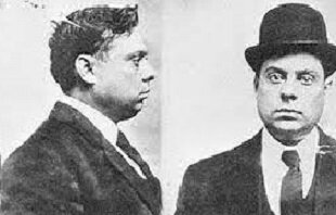 Источник: wiki                                                                                                                    Игнацио Лупо (21 марта 1877 — 13 января 1947) со своей бандой в начале 1900 годов обосновался в Маленькой Италии на Манхэттене, где они занимались вымогательствами, грабежами и убийствами. В начале XX века Лупо усилил свою банду гангстерами из Южного Бронкса и Восточного Гарлема и сформировал преступный клан Морелло, который стал ведущей мафиозной семьей в Нью-Йорке. Он подозревался как минимум в 60 убийствах и был арестован в 1910 года. Получив 30 лет лишения свободы, был условно освобождён через 10. Позже был вынужден уступить место Лаки Лучано.