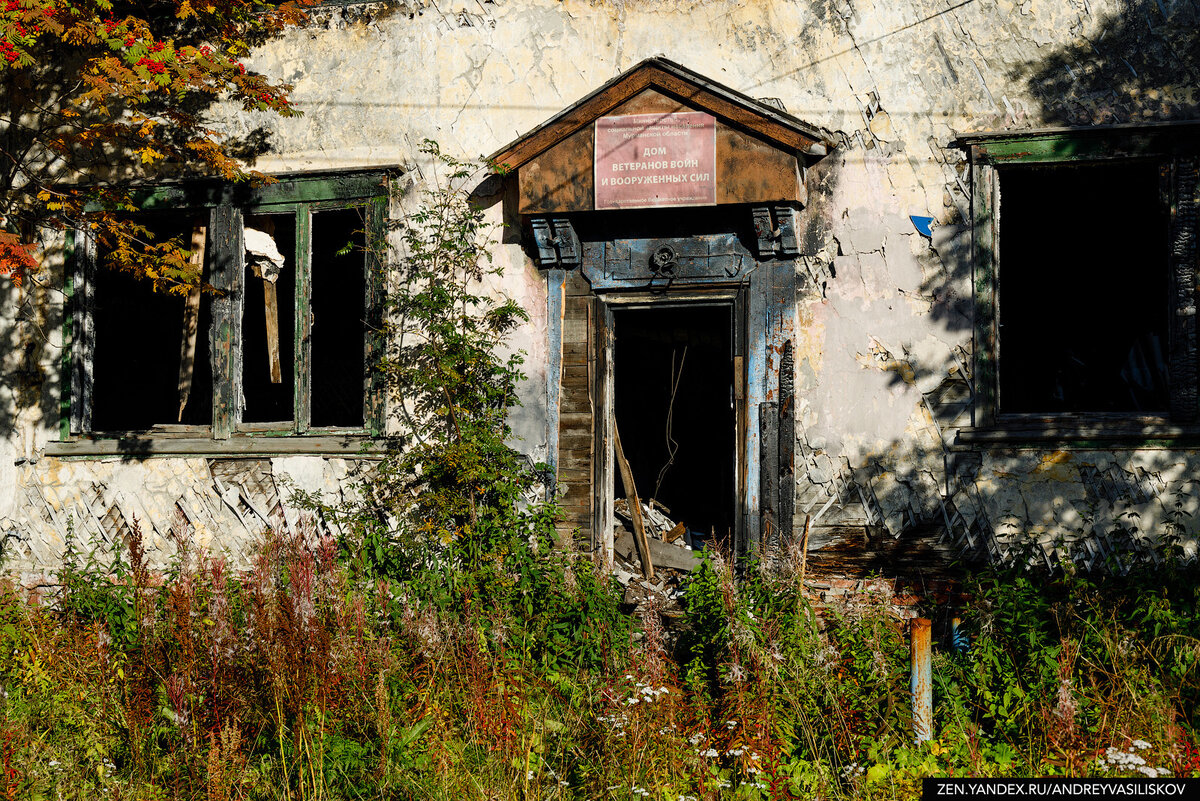 Лиинахамари - город подводников, который сам погрузился на дно. Гулял по  нему, а на меня смотрели чёрные глазницы пустых окон | Путешествия и всего  по чуть-чуть | Дзен