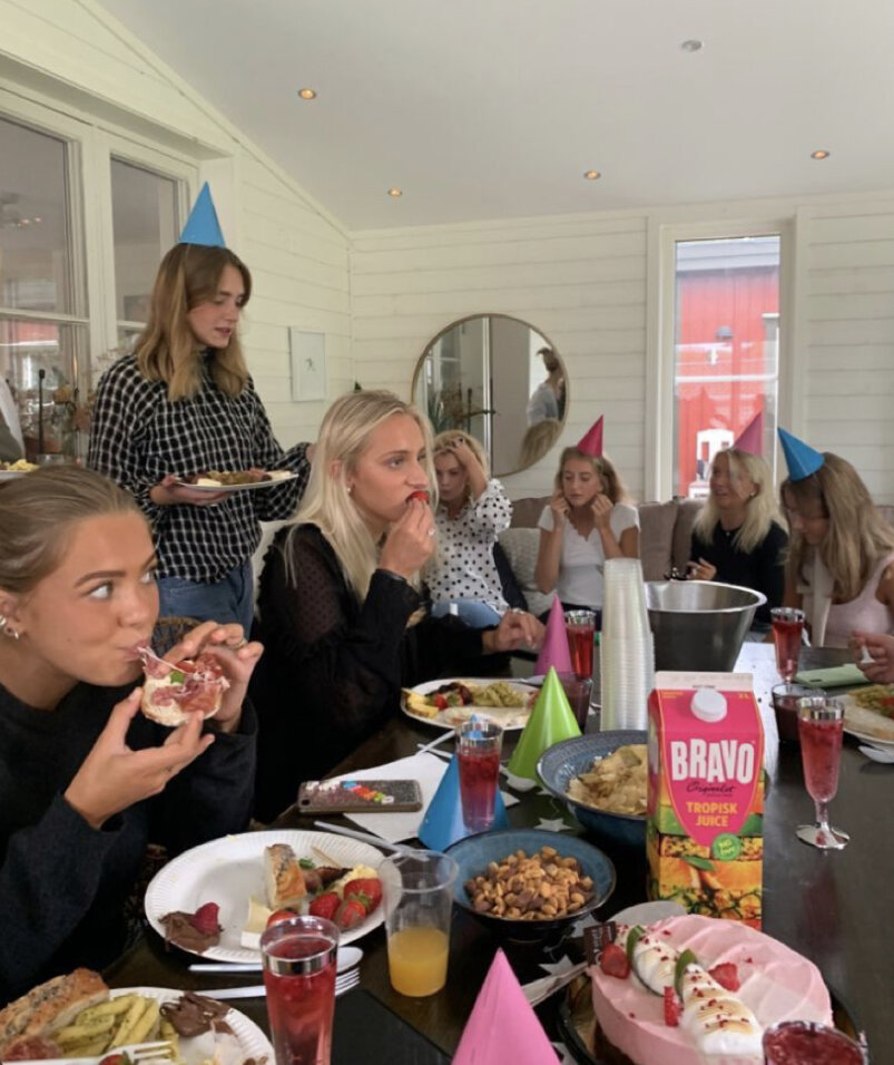 Эта игра разнообразит ваши ночевки, вечеринки и посиделки, и привнесёт что-то новое. 