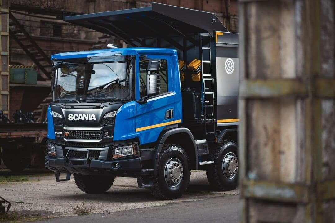 ⠀
Высокопроизводительный самосвал для перевозки угля.
⠀
Шасси Scania ODIN разработано с целью защиты всех важных узлов от повреждения.
⠀
⚡️До 15 % – сокращение затрат на 1 тонну.
⚡️До 5 % больше времени безотказной работы.
⚡️5 000 часов дополнительного срока службы.
⠀
▪️Увеличенная грузоподъемность.
▪️Усиленная балансирная тележка.
▪️Усиленный карданный вал балансирной тележки.
▪️Передаточные числа RBP/RP 900 – 5,13/6,43/7,63.
▪️Тормозной синхронизатор промежуточного вала для более быстрого переключения передач.
⠀
▪️Усиленная подвеска.
▪️Самосвал Scania ODIN создан для длительной эксплуатации в тяжелых условиях.
▪️Кабина, адаптированная под условия
работы в карьере.
▪️Высокий крутящий момент.
⠀
Узнайте больше информации по телефону: 📲+7 (967) 375-37-34
Менеджеры АЛЬФАСКАН проконсультируют по комплектациям и цене.
⠀
#АЛЬФАСКАН #ALFASCAN #Scania #Скания #ScaniaRussia #самосвалскания #техникаScania #ScaniaOdin #спецтехника