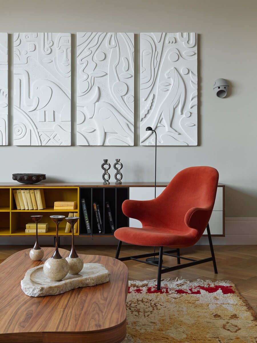 Фото: Сергей Красюк; стилист: Наталья ОнуфрейчукНа стене гостиной гипсовое панно по дизайну Дениса Питанова, на нем изображена африканская фауна — в пандан коллекции ритуальных масок; кресло, &Tradition; бра, Moooi; тумба сделана на заказ, Planeta Design; на консоли блюдо и подсвечники из Repeat Story. Все стены в квартире серого цвета — здесь вообще много повторяющихся элементов. Вместе с Федоровой над проектом работала архитектор Дарья Козинская.