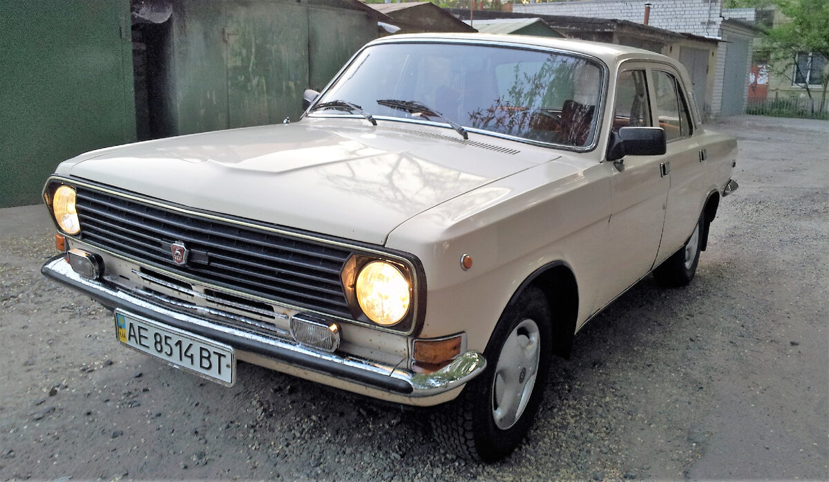 Говорят, человек ко многому привыкает. Конечно, особенно к обстановке, быту, повседневности. Только между собой, между людьми мы частенько искрим. А вот с вещами расставаться сложно. Как будто от тебя отломили частичку какой-то персональной истории. Сегодня мы расстались с нашей старенькой машиной. Сколько же было счастья, когда она у нас появилась. 