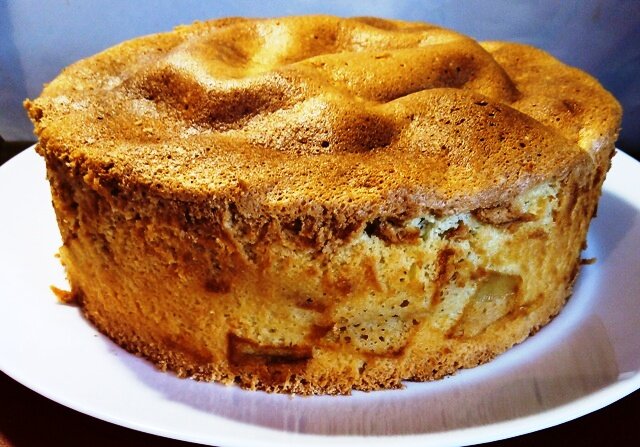 бисквитный яблочный пирог. бисквит с яблоками. бисквит с яблоками в духовке. яблочный бисквит. бисквит с яблоками в духовке.