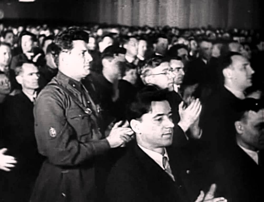 Люди аплодируют Сталину. Архивное фото.