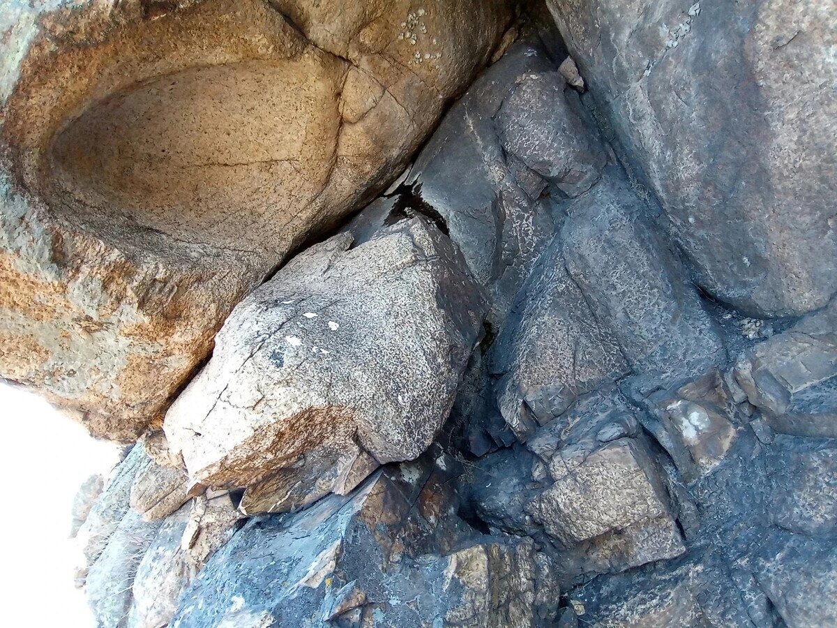 Каменоломня и металлургический шлак около одного из холмов на Алтае 