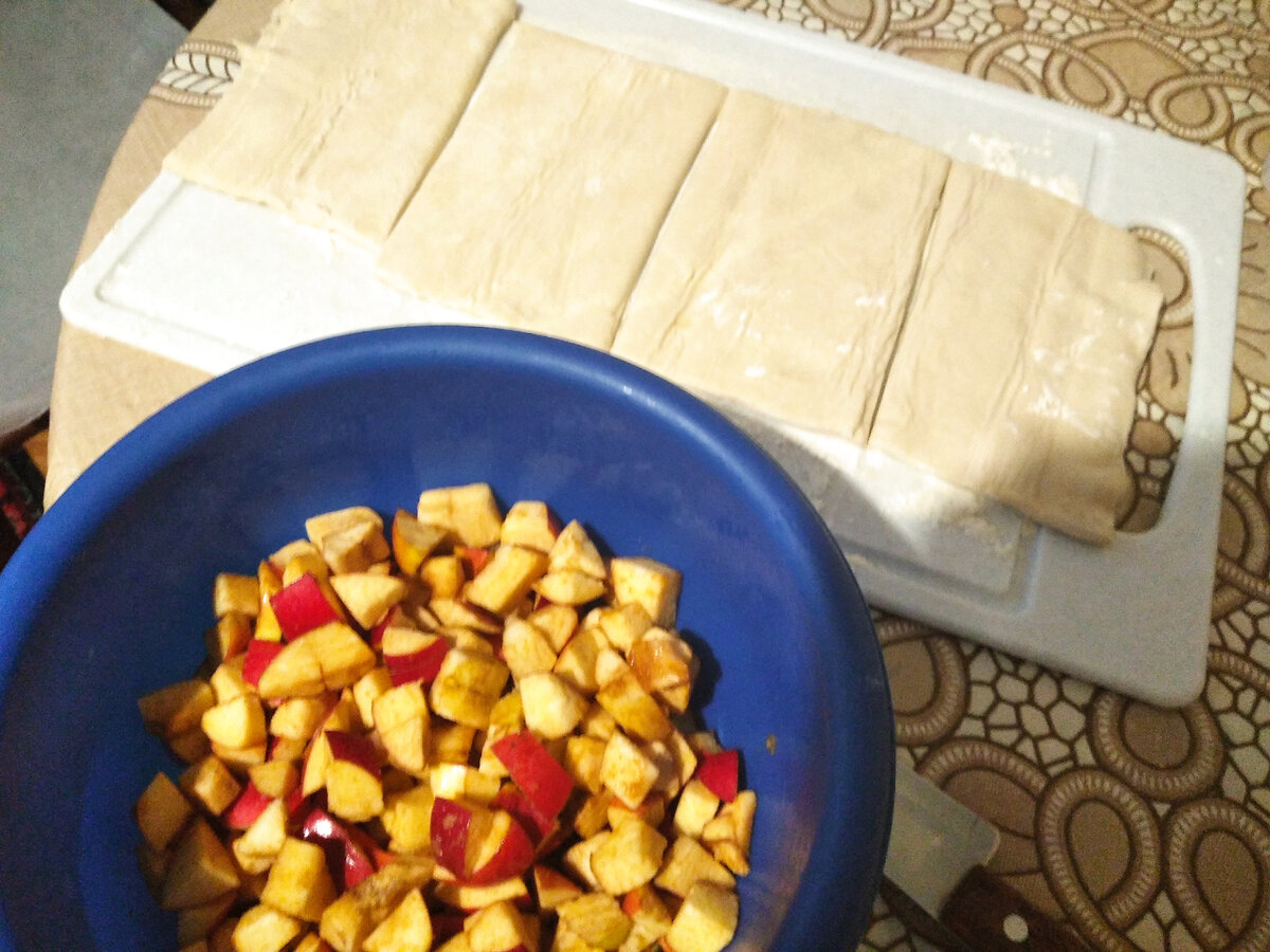 Яблочная начинка и листы теста. Фото автора oldp0var.