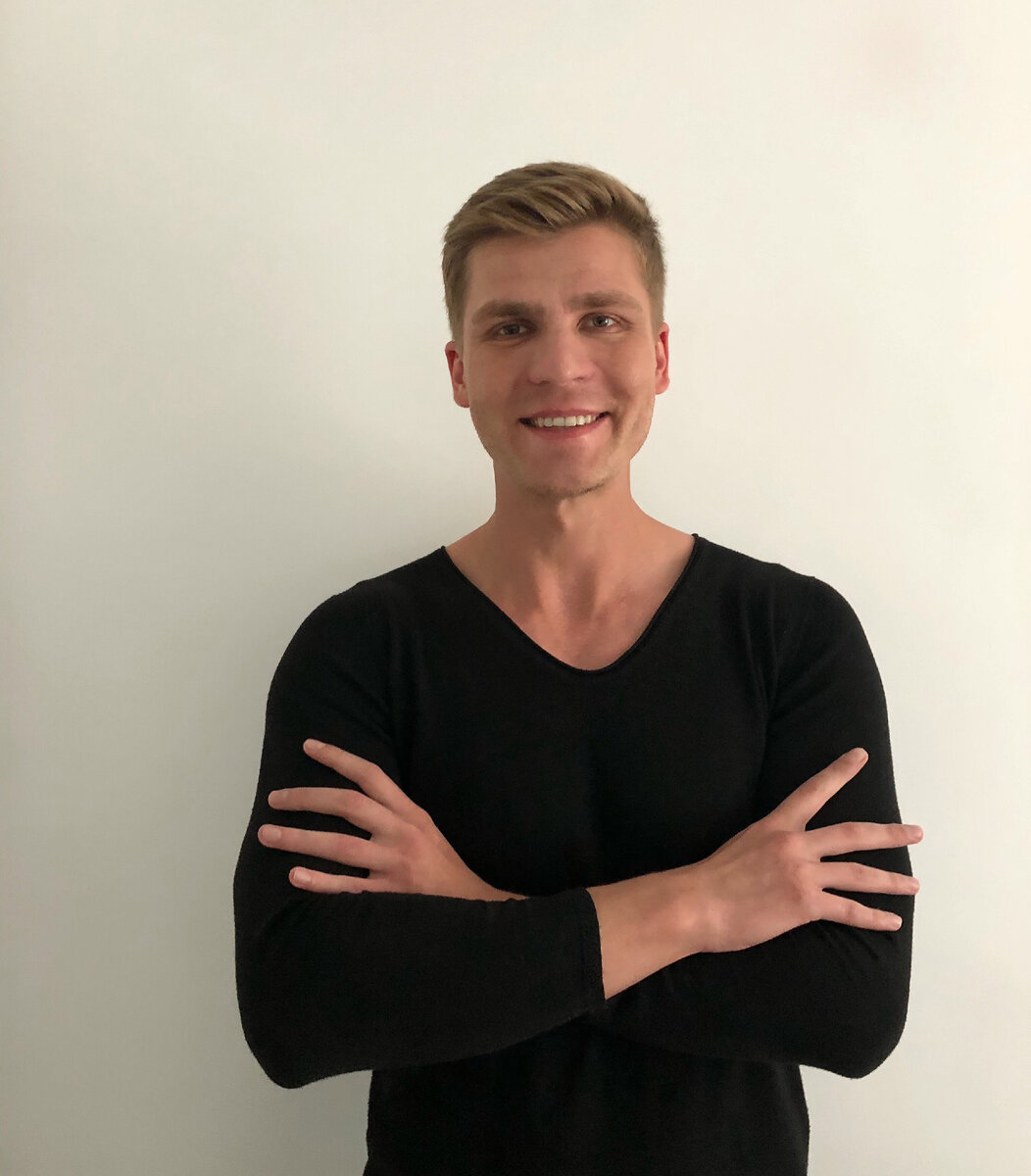 Улыбка Экстраверта и закрытая поза руками Интроверта