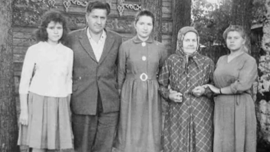 Семья Король. В центре рядом с отцом стоит Белла.