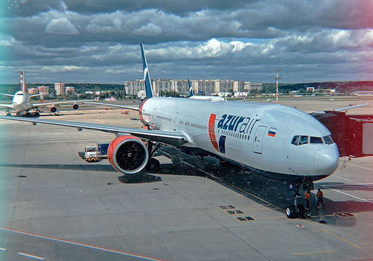 Самолет Boeing 777-300 компании AZUR AiR в аэропорту Внуково. Москва.