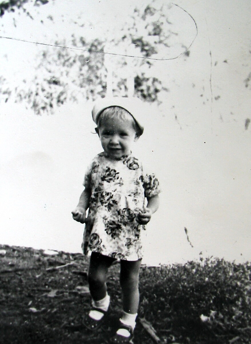 Зато моднявое платье, наверняка сшитое дома. И полные руки чего-то там набрала))