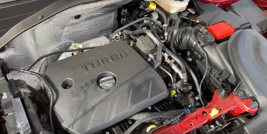 Подкапотное пространство крупным планом.