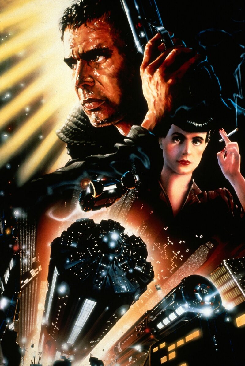 Люди создали неотличимых от человека репликантов для выполнения самой сложной работы в опасных зонах. Но некоторые андроиды сбегают, и тогда на их поиск отправляют «бегущего по лезвию» — работника специального отдела полиции. Рик Декард — один из «бегущих», он уже хочет уйти в отставку, но ему предстоит последнее задание.
Эта картина — вольная интерпретация романа «Мечтают ли андроиды об электроовцах» писателя Филипа Дика, которого называют одним из основоположников жанра киберпанк. Изначально зрители не оценили сложную задумку Ридли Скотта, и фильм провалился в прокате. Но со временем картина стала культовой, а режиссёр её неоднократно дорабатывал.