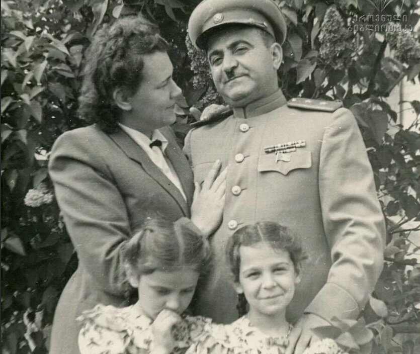 Виктория и Василий Мжаванадзе вместе с дочерьми. Источник фото https://zen.yandex.ru/media/bmp/jeny-pravitelei-gruzii-ot-berii-do-saakashvili-5e52a4c6b501f46d45bab6d1