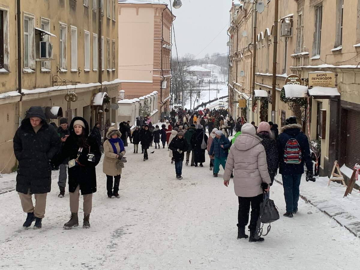 новогодние каникулы в городе. толпы туристов.
