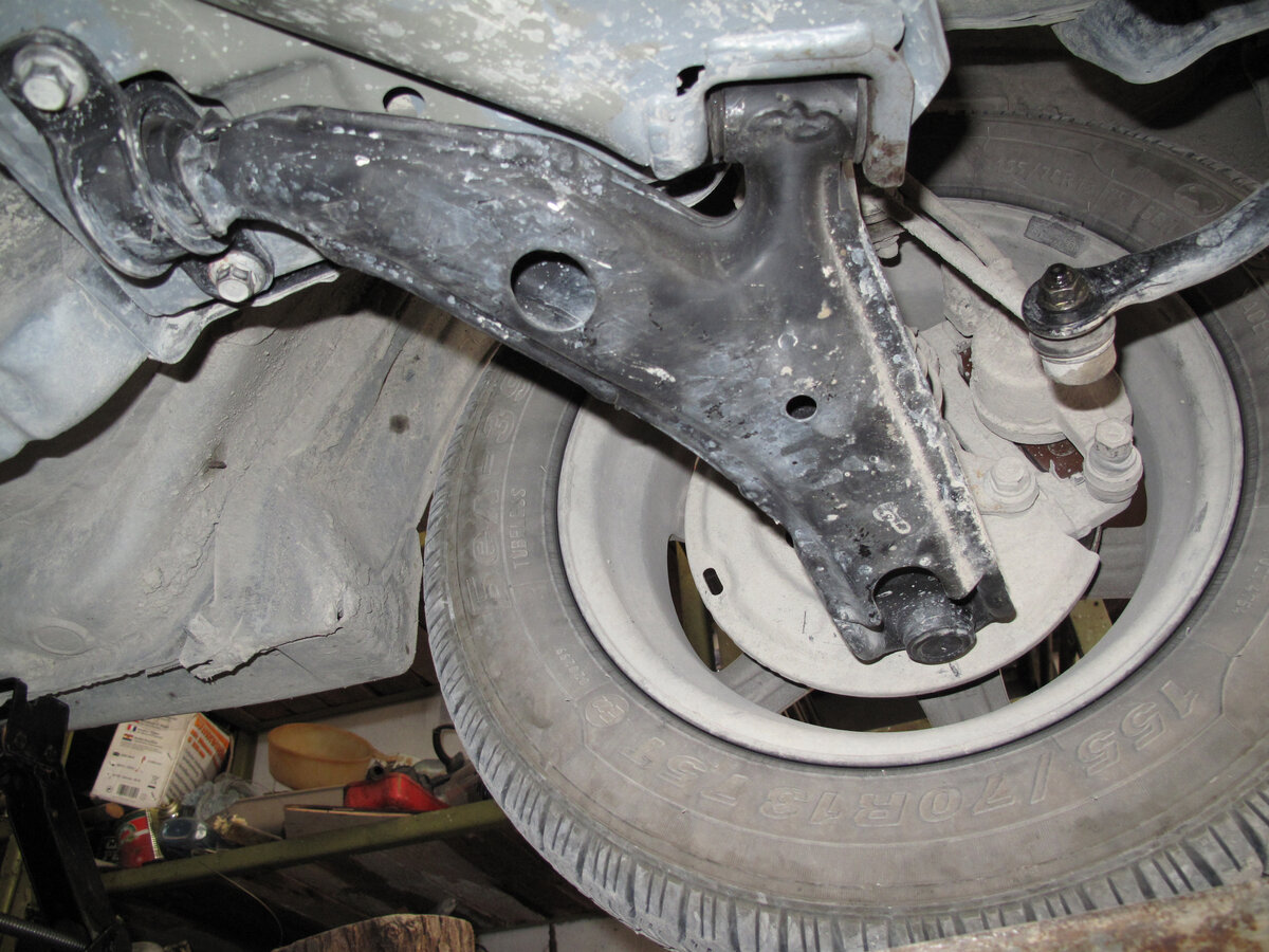 Передний рычаг с изношенным сайлентблоком.